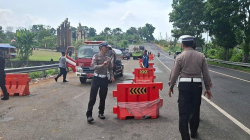 Polres Jembrana memasang water barrier dan melarang truk parkir liar di Jalur Denpasar-Gilimanuk, tepatnya di depan Anjungan Cerdas Rambut Siwi, Kecamatan Mendoyo, Jembrana. (Foto: Polres Jembrana)