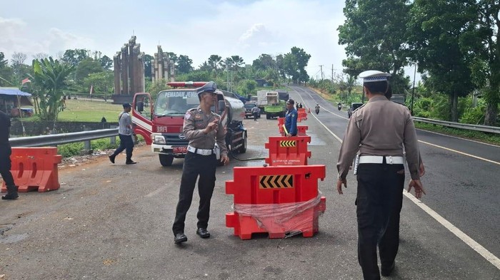 Polres JembranaΒ memasang water barrier dan melarang truk parkir liar di Jalur Denpasar-Gilimanuk, tepatnya di depan Anjungan Cerdas Rambut Siwi, Kecamatan Mendoyo, Jembrana. (Foto: Polres Jembrana) Polres JembranaΒ memasang water barrier dan melarang truk parkir liar di Jalur Denpasar-Gilimanuk, tepatnya di depan Anjungan Cerdas Rambut Siwi, Kecamatan Mendoyo, Jembrana. (Foto: Polres Jembrana)