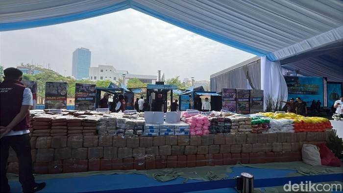 Polri memusnahkan barang bukti narkoba seberat 214,84 ton yang diungkap selama periode satu tahun pemerintahan Presiden Prabowo Subianto (Rumondang/detikcom) Polri memusnahkan barang bukti narkoba seberat 214,84 ton yang diungkap selama periode satu tahun pemerintahan Presiden Prabowo Subianto (Rumondang/detikcom)