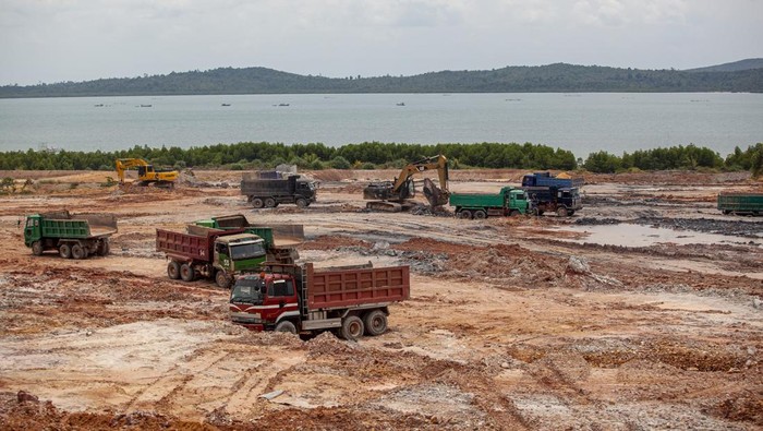 Potret Kampung Nelayan Modern Mulai Dibangun di Pesisir Rempang Foto udara pembukaan lahan untuk pembangunan fasilitas Kampung Nelayan Modern di Tanjung Banun, Rempang, Batam, Kepulauan Riau, Rabu (29/10/2025). Kementerian Kelautan dan Perikanan (KKP) menetapkan Pulau Kasu, Sekanak Raya dan Tanjung Banun sebagai lokasi tahap pertama program nasional Kampung Nelayan Modern dengan fasilitas stasiun pengisian bahan bakar nelayan (SPDN), cold storage, pabrik es, gudang, bengkel perahu, hingga gerai alat tangkap dengan total anggaran sebesar Rp35 miliar yang ditargetkan selesai pada akhir Desember 2025. ANTARA FOTO/Teguh Prihatna/rwa.