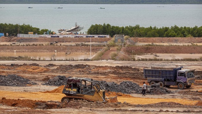 Foto udara pembukaan lahan untuk pembangunan fasilitas Kampung Nelayan Modern di Tanjung Banun, Rempang, Batam, Kepulauan Riau, Rabu (29/10/2025). Kementerian Kelautan dan Perikanan (KKP) menetapkan Pulau Kasu, Sekanak Raya dan Tanjung Banun sebagai lokasi tahap pertama program nasional Kampung Nelayan Modern dengan fasilitas stasiun pengisian bahan bakar nelayan (SPDN), cold storage, pabrik es, gudang, bengkel perahu, hingga gerai alat tangkap dengan total anggaran sebesar Rp35 miliar yang ditargetkan selesai pada akhir Desember 2025. ANTARA FOTO/Teguh Prihatna/rwa.