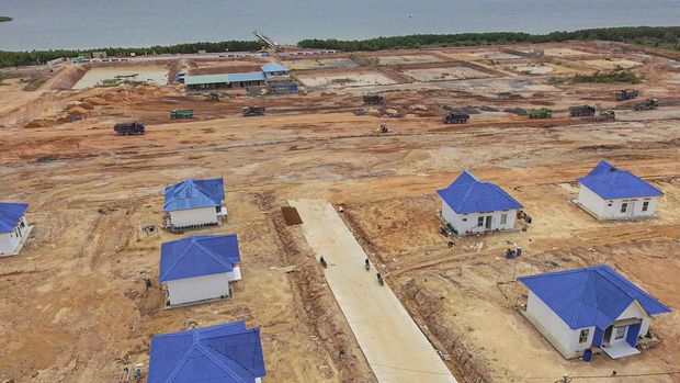 Foto udara pembukaan lahan untuk pembangunan fasilitas Kampung Nelayan Modern di Tanjung Banun, Rempang, Batam, Kepulauan Riau, Rabu (29/10/2025). Kementerian Kelautan dan Perikanan (KKP) menetapkan Pulau Kasu, Sekanak Raya dan Tanjung Banun sebagai lokasi tahap pertama program nasional Kampung Nelayan Modern dengan fasilitas stasiun pengisian bahan bakar nelayan (SPDN), cold storage, pabrik es, gudang, bengkel perahu, hingga gerai alat tangkap dengan total anggaran sebesar Rp35 miliar yang ditargetkan selesai pada akhir Desember 2025. ANTARA FOTO/Teguh Prihatna/rwa.
