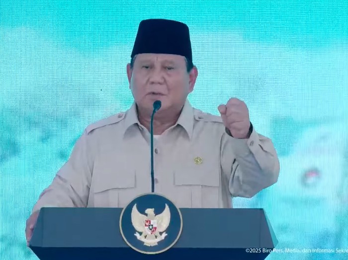 Presiden Prabowo Subianto memberi sambutan di acara pemusnahan barang bukti berbagai jenis narkoba seberat 214,84 ton di Lapangan Bhayangkara Polri (YouTube Setpres)