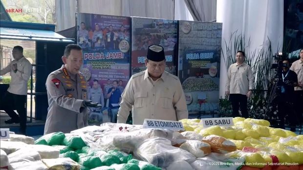 Presiden Prabowo Subianto menghadiri pemusnahan barang bukti narkoba seberat 214,84 ton. Prabowo didampingi Kapolri Jenderal Listyo Sigit Prabowo. (YouTube Setpres) Presiden Prabowo Subianto menghadiri pemusnahan barang bukti narkoba seberat 214,84 ton. Prabowo didampingi Kapolri Jenderal Listyo Sigit Prabowo. (YouTube Setpres)