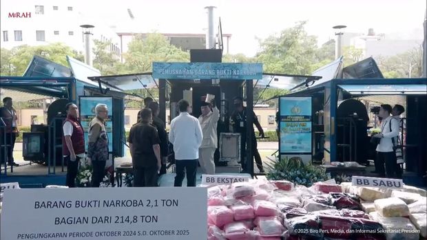 Presiden Prabowo Subianto menghadiri pemusnahan barang bukti narkoba seberat 214,84 ton. Prabowo didampingi Kapolri Jenderal Listyo Sigit Prabowo. (YouTube Setpres) Presiden Prabowo Subianto menghadiri pemusnahan barang bukti narkoba seberat 214,84 ton. Prabowo didampingi Kapolri Jenderal Listyo Sigit Prabowo. (YouTube Setpres)