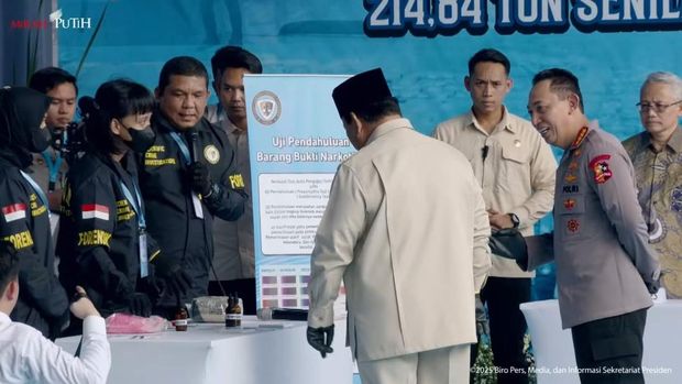 Presiden Prabowo Subianto menghadiri pemusnahan barang bukti narkoba seberat 214,84 ton. Prabowo didampingi Kapolri Jenderal Listyo Sigit Prabowo. (YouTube Setpres) Presiden Prabowo Subianto menghadiri pemusnahan barang bukti narkoba seberat 214,84 ton. Prabowo didampingi Kapolri Jenderal Listyo Sigit Prabowo. (YouTube Setpres)