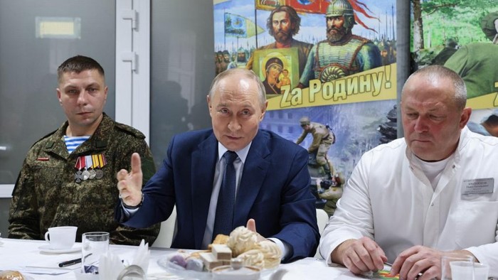 Presiden Rusia Vladimir Putin Presiden Rusia Vladimir Putin (tengah) berbicara saat mengunjungi prajurit yang terluka selama aksi militer Rusia di Ukraina, di sebuah rumah sakit militer di Moskow pada tanggal 29 Oktober 2025.