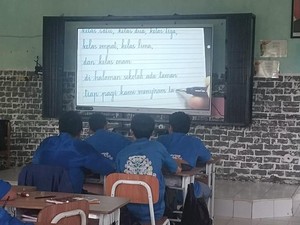 Keren! Siswa SMAN 1 Kuala Pembuang Menulis Indah Pakai Papan Digital