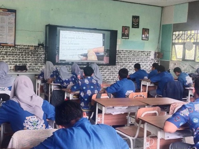 Program menulis indah tegak bersambung bagi siswa Kalimantan Tengah. Program menulis indah tegak bersambung bagi siswa Kalimantan Tengah.