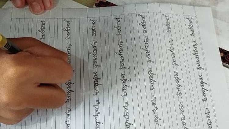Potret Siswa SMA di Seruyan Belajar Menulis Tegak Bersambung