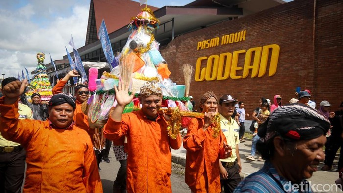 Proses boyongan pedagang Pasar Godean ke gedung baru dimeriahkan kirab sembilan gunungan. Proses boyongan pedagang Pasar Godean ke gedung baru dimeriahkan kirab sembilan gunungan, Rabu (29/10/2025).
