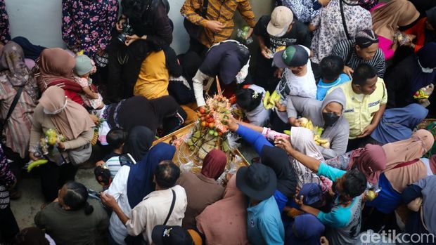 Proses boyongan pedagang Pasar Godean ke gedung baru dimeriahkan kirab sembilan gunungan. Proses boyongan pedagang Pasar Godean ke gedung baru dimeriahkan kirab sembilan gunungan, Rabu (29/10/2025).