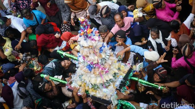 Proses boyongan pedagang Pasar Godean ke gedung baru dimeriahkan kirab sembilan gunungan. Proses boyongan pedagang Pasar Godean ke gedung baru dimeriahkan kirab sembilan gunungan, Rabu (29/10/2025).