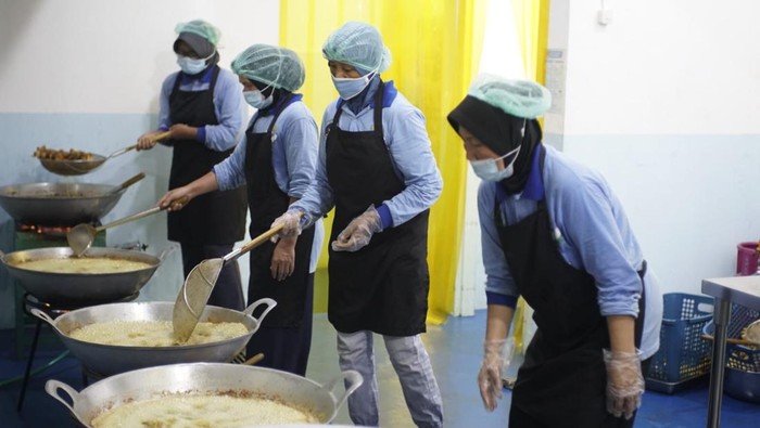 Proses memasak dan mengolah di dapur SPPG Polres Lubuklinggau. Proses memasak dan mengolah di dapur SPPG Polres Lubuklinggau.