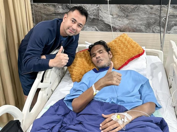 Raffi Ahmad Raffi Ahmad membawa Fahmi Bo ke rumah sakit.