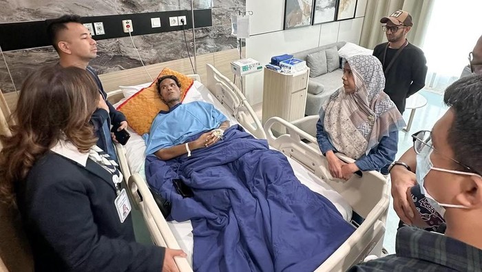 Raffi Ahmad membawa Fahmi Bo ke rumah sakit.