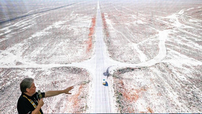 Rainer Zietlow singgah di Jakarta, Selasa (28/10/2025), dalam rangkaian ekspedisi ID. Buzz World Tour.