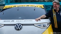 Kehadiran ID. Buzz di Indonesia menegaskan komitmen Volkswagen terhadap masa depan kendaraan listrik. Kehadiran ID. Buzz di Indonesia menegaskan komitmen Volkswagen terhadap masa depan kendaraan listrik.