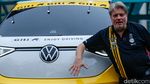 Rainer Zietlow Menembus Lima Benua dengan Mobil Listrik VW