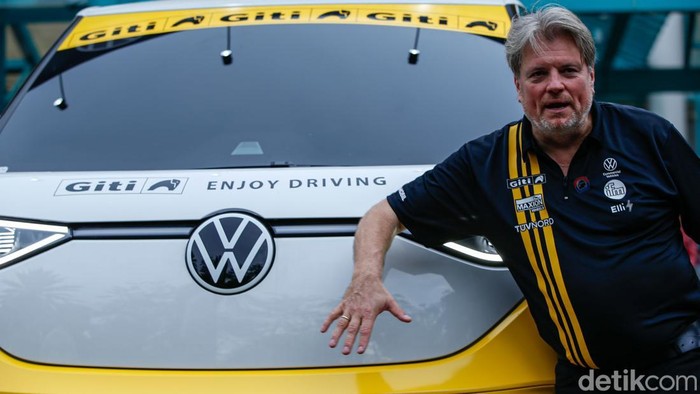 Rainer Zietlow singgah di Jakarta, Selasa (28/10/2025), dalam rangkaian ekspedisi ID. Buzz World Tour.