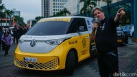 Rainer Zietlow Menembus Lima Benua dengan Mobil Listrik VW Rainer Zietlow Menembus Lima Benua dengan Mobil Listrik VW