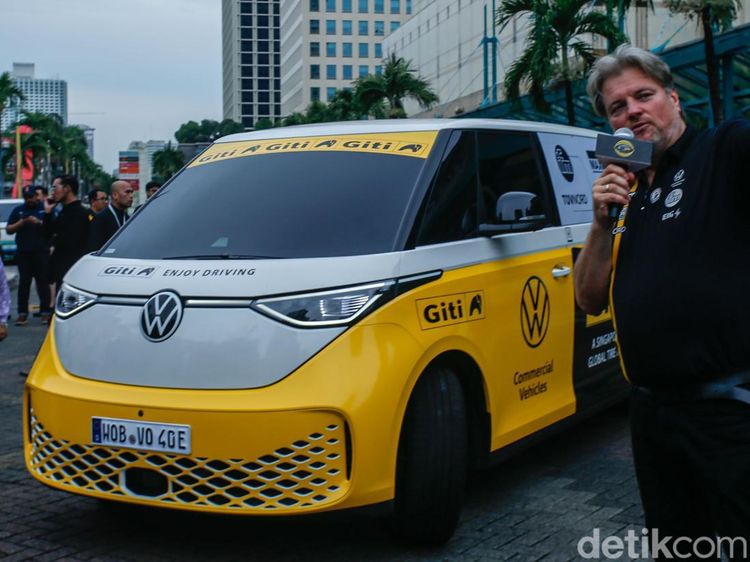 Rainer Zietlow Menembus Lima Benua dengan Mobil Listrik VW