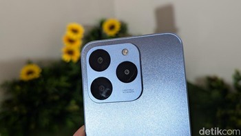 Di bagian belakang terdapat tiga kamera dengan kamera utama 50 MP. Fitur AI Edit Genie yang sebelumnya ada di Realme 15 dan 15 Pro dibawa ke Realme 15T. Foto: Virgina Maulita Putri/detikINET