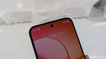 Di bagian atas layar terdapat kamera selfie 50 MP. Realme juga menyediakan sederet filter baru untuk mempercantik hasil foto. Foto: Virgina Maulita Putri/detikINET
