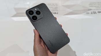 Terakhir ada varian Suit Titanium yang didominasi warna hitam, cocok untuk yang suka ponsel dengan desain kalem. Foto: Virgina Maulita Putri/detikINET