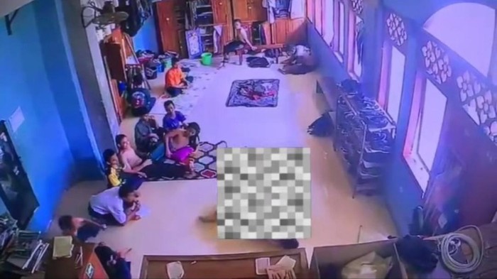 Rekaman CCTV santri di Lamongan saat diukuli temannya Rekaman CCTV santri di Lamongan saat diukuli temannya