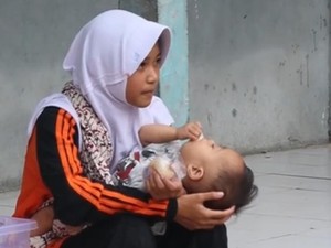 Kisah Zulfa, Pelajar Garut yang Sekolah Sambil Jualan dan Gendong Adik