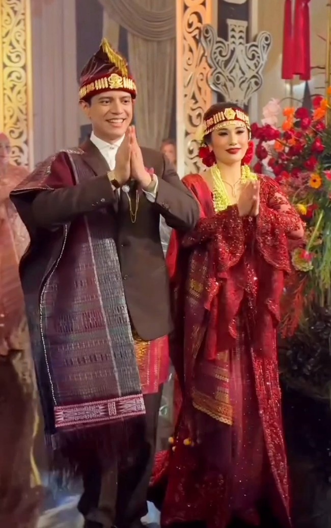 Magisha tampil anggun sekaligus mewah dalam balutan kebaya merah marun berhias payet dan kristal rancangan desainer Myrna Myura. Foto: Instagram/@merdisihombingluxury @myrnamyura