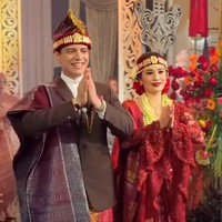 Magisha tampil anggun sekaligus mewah dalam balutan kebaya merah marun berhias payet dan kristal rancangan desainer Myrna Myura. Foto: Instagram/@merdisihombingluxury @myrnamyura