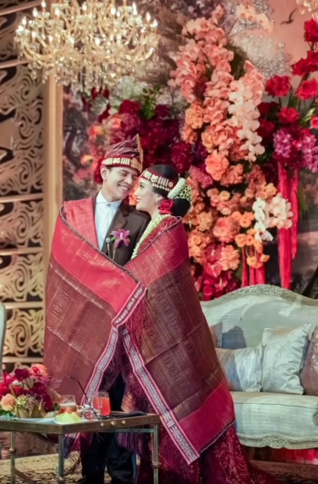 Kebaya didesain dengan ekor panjang menyapu lantai dan lengan bentuk lonceng. Dipadukan kain songket berwarna senada, penampilan anak ketiga dari Menteri BUMN Erick Thohir ini makin terkesan dramatis dan sakral. Foto: Instagram/@merdisihombingluxury @myrnamyura