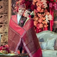 Kebaya didesain dengan ekor panjang menyapu lantai dan lengan bentuk lonceng. Dipadukan kain songket berwarna senada, penampilan anak ketiga dari Menteri BUMN Erick Thohir ini makin terkesan dramatis dan sakral. Foto: Instagram/@merdisihombingluxury @myrnamyura