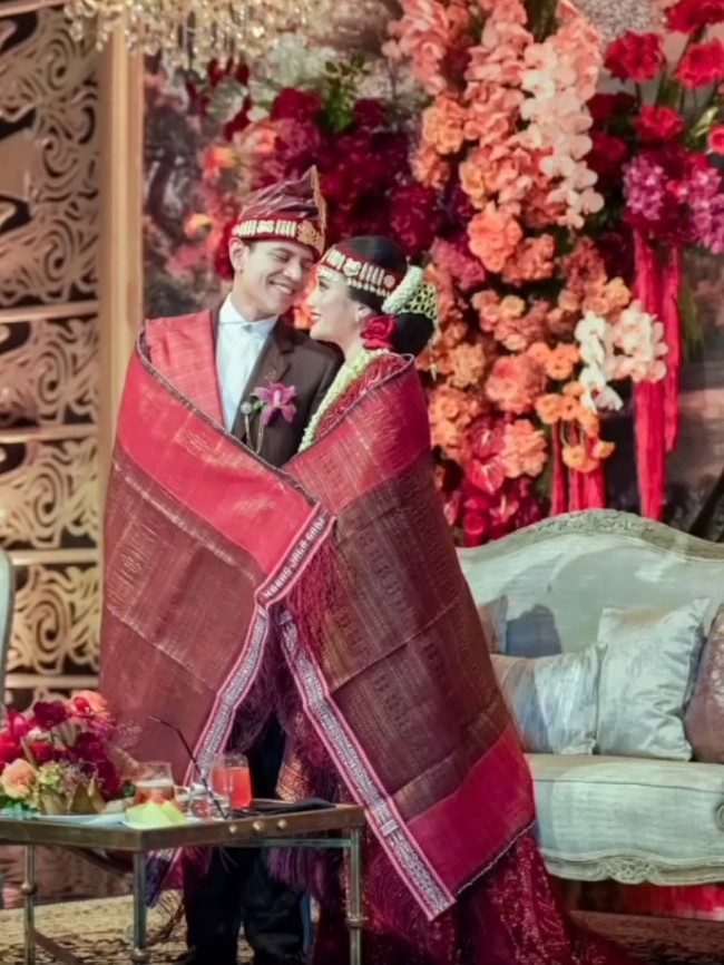 Foto Pernikahan Putri Erick Thohir & Bos Teknologi, Meriah dengan Adat Batak
