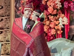 Foto Pernikahan Putri Erick Thohir & Bos Teknologi, Meriah dengan Adat Batak