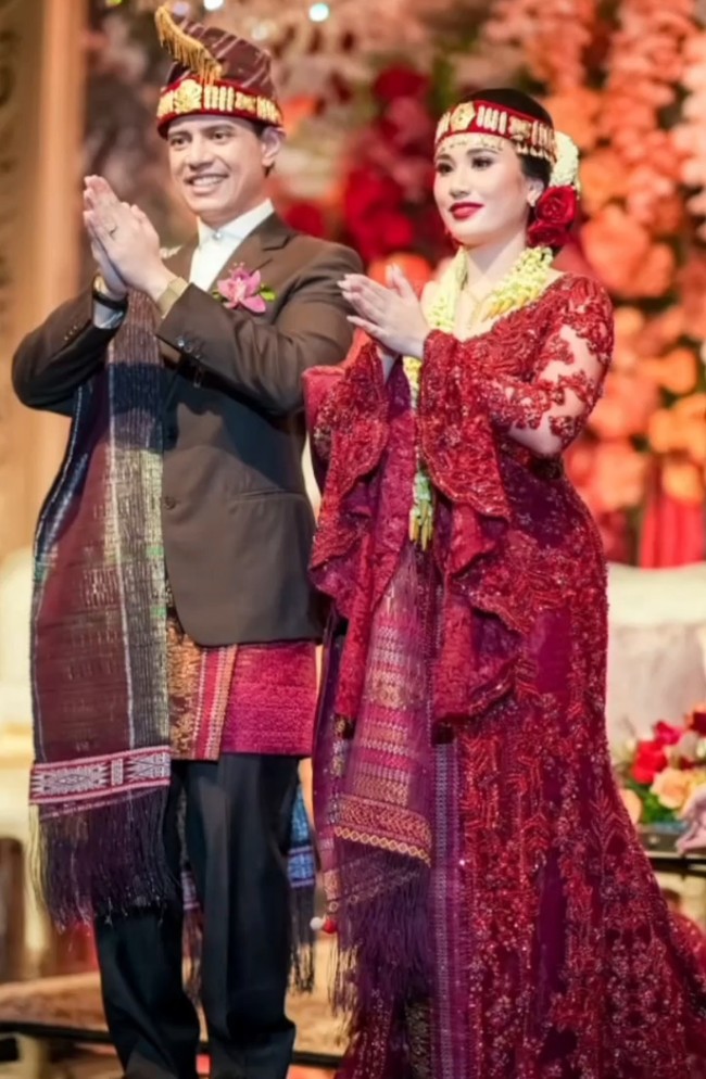 Magisha Afreya dan CEO sekaligus Co-founder Miota Teknologi Internasional Moshe Panjaitan menggelar resepsi mewah pada 23 Oktober 2025, setelah sebelumnya melangsungkan akad nikah. Acara mengusung konsep adat Batak, mulai dari dekorasi hingga busana pengantin. Foto: Instagram/@merdisihombingluxury @myrnamyura