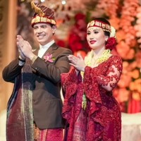 Magisha Afreya dan CEO sekaligus Co-founder Miota Teknologi Internasional Moshe Panjaitan menggelar resepsi mewah pada 23 Oktober 2025, setelah sebelumnya melangsungkan akad nikah. Acara mengusung konsep adat Batak, mulai dari dekorasi hingga busana pengantin. Foto: Instagram/@merdisihombingluxury @myrnamyura