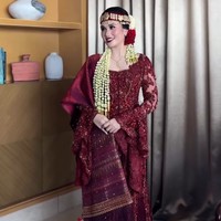 Magisha tampil cantik dengan riasan wajah bold khas pengantin Batak. Matanya dipulas eyeshadow nuansa cokelat gelap, sementara bibir menggunakan lipstik merah terang. Foto: Instagram/@merdisihombingluxury @myrnamyura