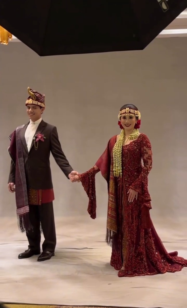 Rambutnya dihias ronce melati dan bunga mawar merah yang menambah keanggunan. Foto: Instagram/@merdisihombingluxury @myrnamyura