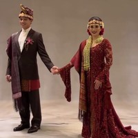 Rambutnya dihias ronce melati dan bunga mawar merah yang menambah keanggunan. Foto: Instagram/@merdisihombingluxury @myrnamyura