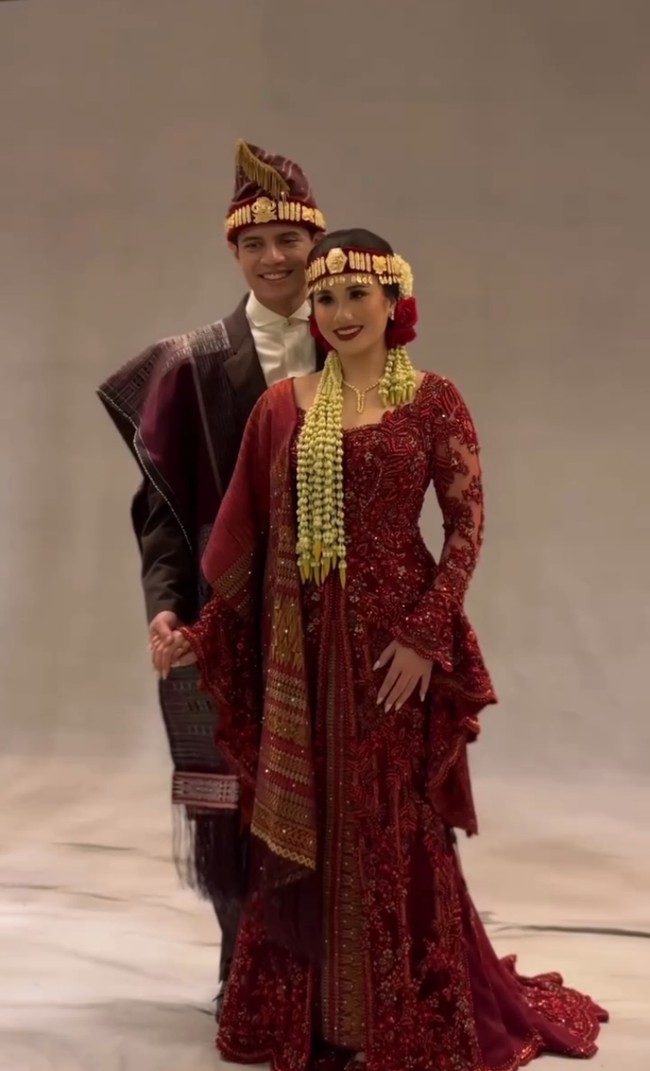 Keduanya memakai Sortali, ikat kepala khas Batak, juga rancangan Merdi Sihombing. Foto: Instagram/@merdisihombingluxury @myrnamyura