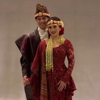 Keduanya memakai Sortali, ikat kepala khas Batak, juga rancangan Merdi Sihombing. Foto: Instagram/@merdisihombingluxury @myrnamyura
