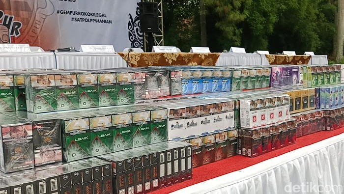 Rokok ilegal dimusnahkan di Jabar Rokok ilegal dimusnahkan di Jabar