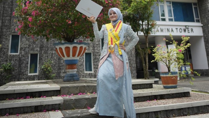 Roro, lulusan S3 tercepat di UGM Roro, lulusan S3 tercepat di UGM