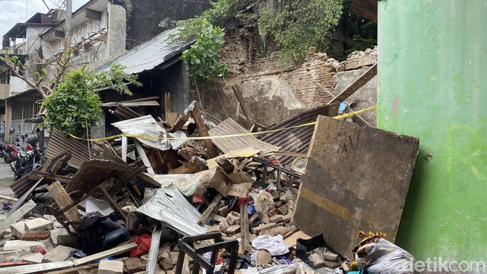Rumah roboh Rumah roboh di Kawasan Pecinan, Jalan Pedamaran Gang Buntu, Kelurahan Kauman, Kecamatan Semarang Tengah, Kota Semarang, Rabu (29/10/2025).