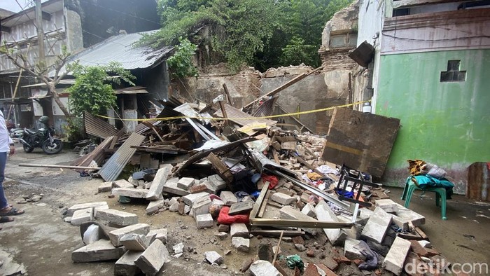 Rumah roboh Rumah roboh di Kawasan Pecinan, Jalan Pedamaran Gang Buntu, Kelurahan Kauman, Kecamatan Semarang Tengah, Kota Semarang, Rabu (29/10/2025).