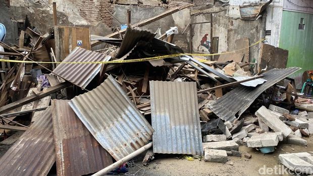 Rumah roboh Rumah roboh di Kawasan Pecinan, Jalan Pedamaran Gang Buntu, Kelurahan Kauman, Kecamatan Semarang Tengah, Kota Semarang, Rabu (29/10/2025).