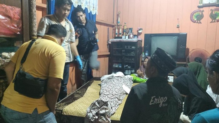 Salah satu jenazah pekerja gakian proyek RDMP Pertamina dibawa ke rumah duka Salah satu jenazah pekerja gakian proyek RDMP Pertamina dibawa ke rumah duka.